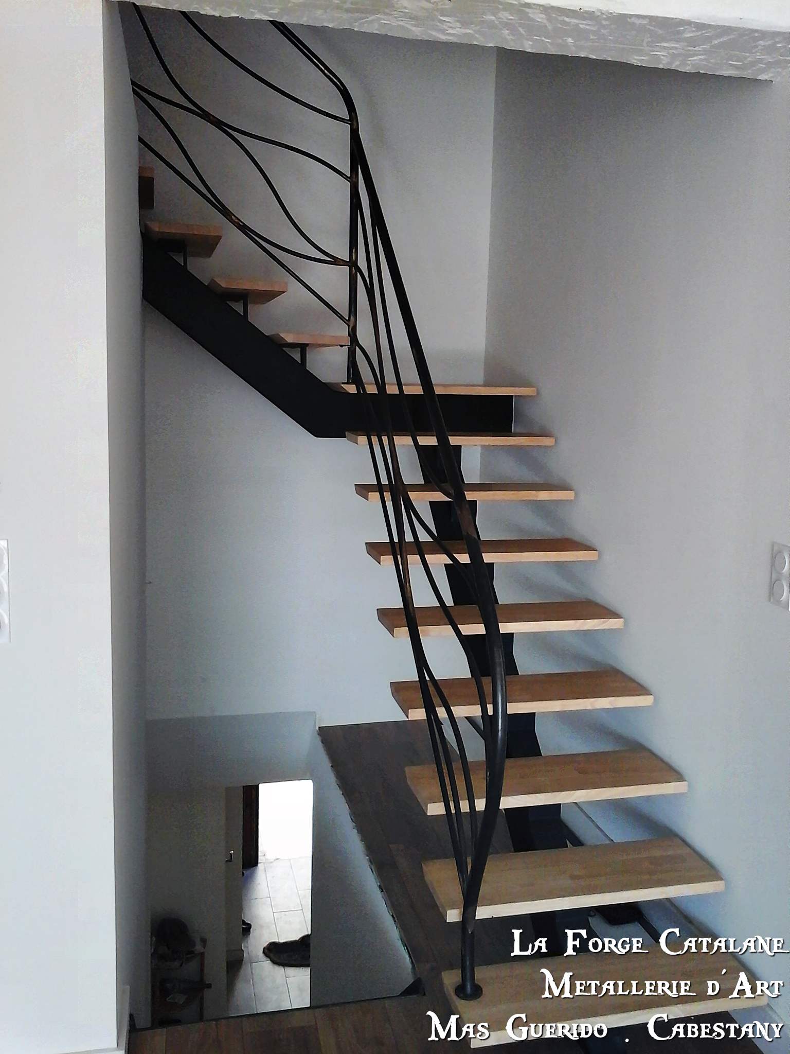 rampant escalier main courante tube rond et remplissage rondin effet vagues fer forge catalane.jpg